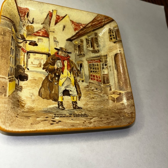 New Hall Hanley Staffordshire
Porcelain Trinket Dish Tony Weller
Pickwick Papers - Picture 6 of 10